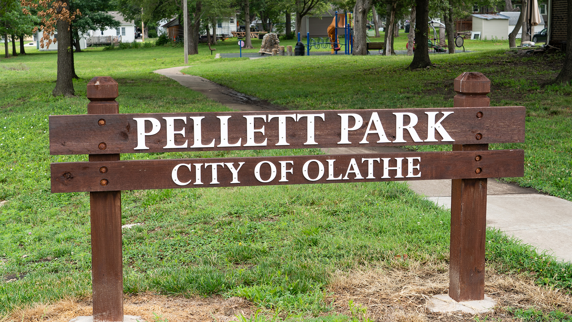 Wooden sign that states "Pellett Park" and "City of Olathe"